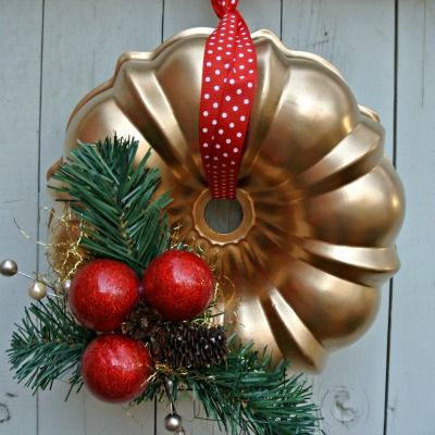 Spool Christmas Tree, Kitchen Wreaths, Alternative Christmas Trees, Yule Ornaments, Vintage Molds, Bundt Pans, Upcycled Christmas, Kitchen Wreath, Farmhouse Books