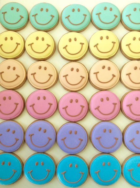 Smile Cookies Decorated, Smiley Face Royal Icing Cookies, Smiley Face Macaron, Cute Cookie Decorating Ideas Simple, Emoji Cookies Decorated, Circle Royal Icing Cookies Simple, Simple Cookies Decorated, 2nd Birthday Cookies Decorated, Pink Smiley Face Cookies