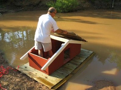 Floating Duck House  --- we may have to build one Duck House Diy, Duck House Plans, Farm Pond, Duck Coop, Duck House, Duck Pond, Bird House Plans, Bird House Kits, Mini Farm