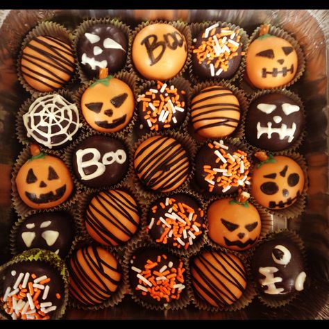 Halloween cake balls Halloween Cake Balls Ideas, Oreo Balls Halloween, Cake Balls Halloween, Cake Ball Ideas, Halloween Food Hacks, Holloween Cake, Halloween Oreo Balls, Halloween Cake Balls, Cake Pops Halloween