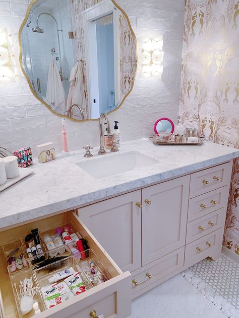 Aesthetic Bathroom Cabinet, Cute Bathroom Ideas Preppy, Bathroom Inspo Preppy, Small Bathroom Ideas Pink And White, Preppy Bathroom Aesthetic, Aethstetic Bathroom Ideas, Small Preppy Bathroom Ideas, Fun Girls Bathroom Ideas, Aesthetic Bathroom Inspiration