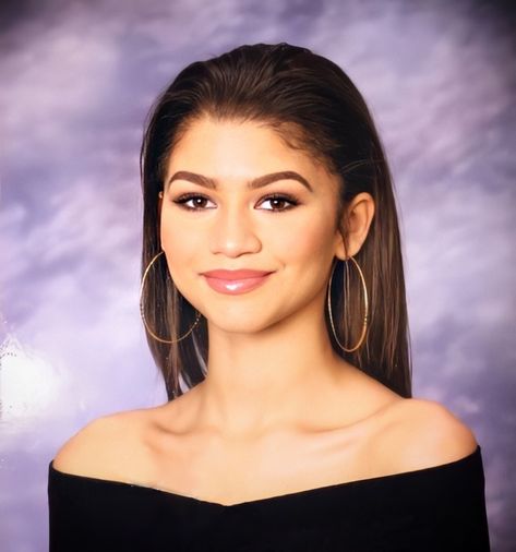 Senior Portrait Makeup, Senior Yearbook Pictures, Senior Portraits Beach, Senior Portraits Yearbook, Zendaya Makeup, Estilo Zendaya, Senior Portraits Male, Senior Picture Makeup, Unique Senior Pictures