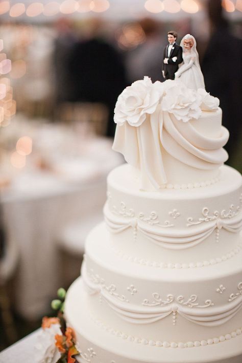 #traditionalweddingcake #traditional #wedding #cake #traditional #wedding #cakes #classy Pretty Wedding Cakes, Wedding Cakes Elegant, Traditional Wedding Cakes, Traditional Wedding Cake, Dream Wedding Cake, Classic Wedding Cake, Cake Photography, Fall Wedding Cakes, Gorgeous Wedding Cake