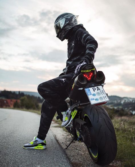 Motorcycle Photography Male, Motorcycle Photo Shoot, Biker Photos, Image Dbz, Biker Photography, Image Moto, Biker Photoshoot, Bike Aesthetic, Motorcycle Photography