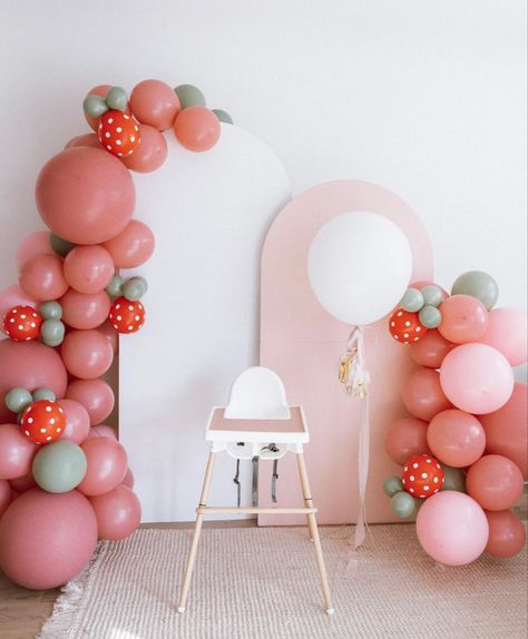 Baby First Birthday Themes, Surrounded By People, First Birthday Balloons, Deco Ballon, Berry First Birthday, Baby Birthday Themes, Twins 1st Birthdays, 1st Birthday Party Themes, Strawberry Party