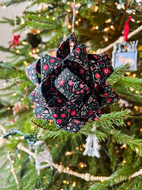 One of my favorite traditions around holiday gift giving is adding a sweet handmade ornament as a finishing touch to the packages for family and friends under the tree. And I can't wait to share with you what I'm making this year - a fabric gift bow that can serve double duty as a beautiful decoration for your gifts and a thoughtful handmade ornament to keep! This clever design looks just like the store bought bows made of ribbon, but so much prettier. Plus, it's a great way to use up some scra Quilted Tote Bags Tutorial, Fabric Bow Tutorial, Diy Gift Bow, Christmas Gift Bow, Christmas Bows Diy, Fabric Tree, Tote Bag Tutorial, Gift Bow, Quilted Ornaments