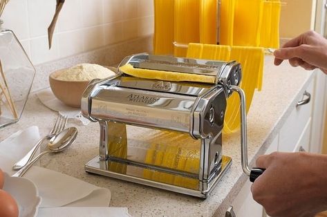 Kitchenaid Artisan Mixer, Pasta Making Tools, Pasta Maker Machine, Old Fashioned Kitchen, Filled Pasta, Noodle Maker, Kitchenaid Mixer, Pasta Fatta In Casa, Kitchen Gear