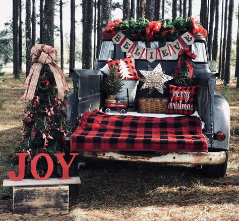 Outdoor Christmas Photos, Diy Christmas Photoshoot, Christmas Mini Shoot, Old Red Truck, Vintage Truck Christmas, Christmas Picture Ideas, Christmas Pic, Christmas Family Photoshoot, Christmas Photo Shoot