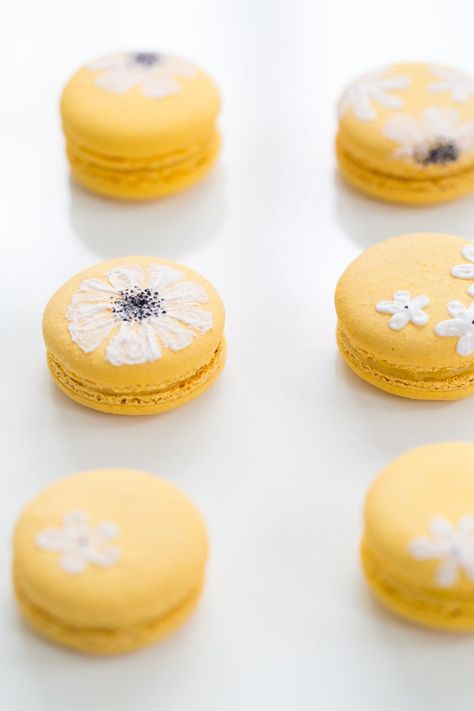 DIY wildflower macarons - sugar and cloth Wildflower Macarons, Kue Macaroon, Macaroon Cookies, Macaron Cookies, French Macaroons, Macaroon Recipes, Pretty Dessert, Macaron Recipe, Coconut Macaroons