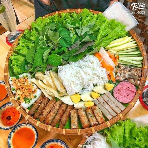 Lao Food Charcuterie, Asian Food Board, Spring Roll Platter, Vietnamese Platter, Vietnamese Charcuterie Board, Asian Charcuterie Board Ideas, Asian Food Buffet, Vietnamese Party Food, Asian Charcuterie Board