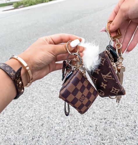 Car Keychain Ideas, Lv Key Pouch, Louis Vuitton Keychain, Girly Car Accessories, Louis Vuitton Key Pouch, Key Keychain, Girly Car, Sun Bum, Car Aesthetic