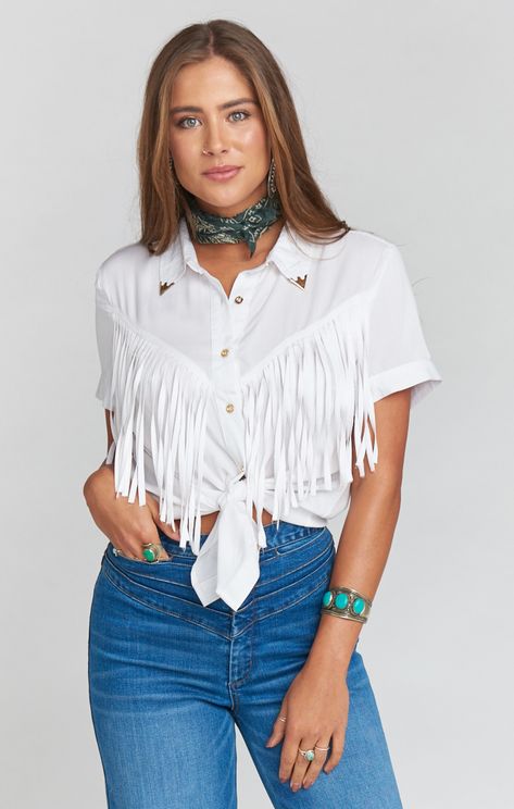 Fringe Tee Shirt, Stagecoach Outfit, Rhinestone Cowgirl, Fringe Shirt, Cowboy Girl, Looks Country, Simple Kurti Designs, Cowgirl Shirts, Cowgirl Western