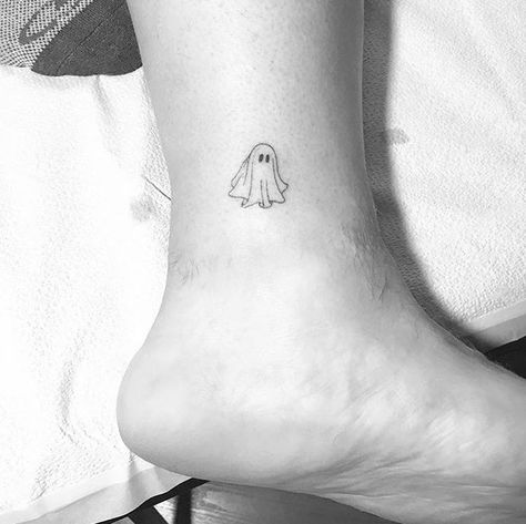 Ghost Tattoo, Inspiration Tattoos, Spooky Tattoos, Halloween Tattoo, Poke Tattoo, Small Tattoo Designs, Aesthetic Tattoo, Halloween Tattoos, Little Tattoos