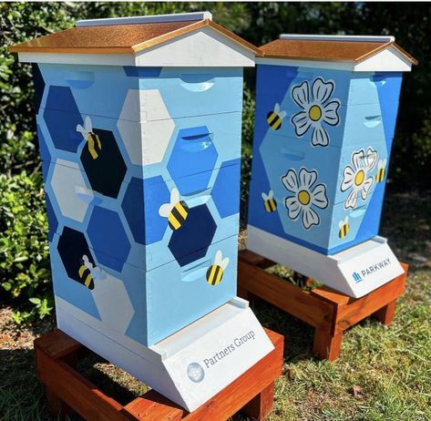 Beehive Design Ideas, Bee Hive Design Ideas, Painted Beehives Ideas, Painted Bee Boxes, Beehive Painting Ideas, Bee Hive Painting Ideas, Bee Hive Painting, Honeycombs Drawings, Apiary Design