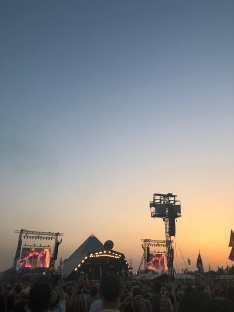 #glastonbury #summeraesthetic #summervibes George Ezra Aesthetic, Pyramid Stage, George Ezra, Life Gets Better, Glastonbury Festival, Seattle Skyline, Summer Aesthetic, Pyramid, Summer Vibes