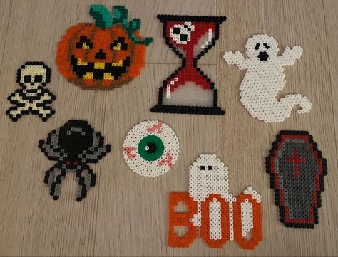 Halloween Hamma Beads Ideas, Halloween Melty Beads, Fall Perler Bead Patterns, Perler Bead Halloween, Halloween Perler Bead Patterns, Hama Beads Halloween, Halloween Perler, Ironing Beads, Melt Beads Patterns