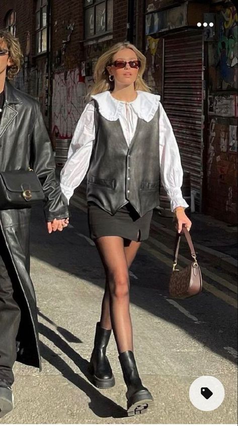 Fall Outfit Boots, Leather Vest Outfit, Vest Outfit Ideas, Styling Hacks, Vest Outfit, Vest Outfits, Mode Inspo, Look Vintage, Leather Vest