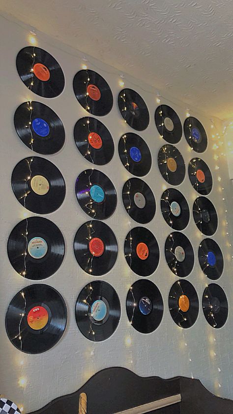 Wall Disc Decor, Music Board Ideas, Disk Room Decor, Vinyl Room Ideas, Music Room Decor Ideas, Cd Wall Decor, Music Themed Bedroom, Record Decorations, Cd Wall