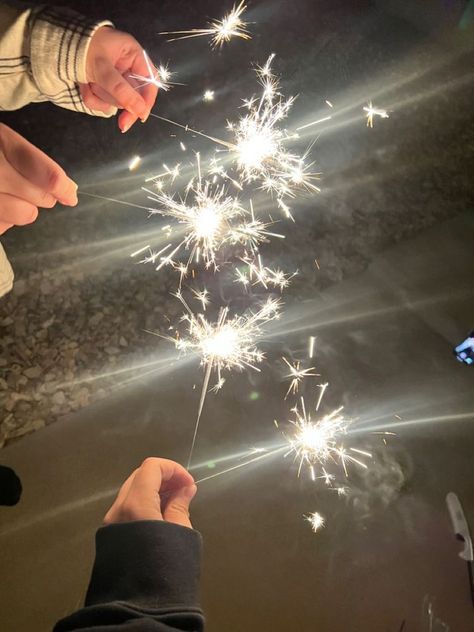 Celebration Aesthetic, Birthday Sparklers, Celebration Art, Ariana Grande Anime, Birthday Party Images, 20th Birthday Party, Winter Celebration, Eighteenth Birthday, Birthday Aesthetic