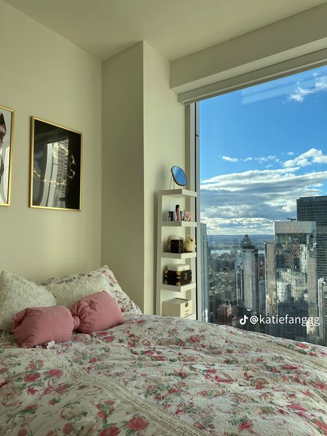 Bedroom Aesthetic New York, Katie Fang Bedroom, Bedroom Ideas New York, New York Apartment Bedroom, New York Apartment View, Small New York Apartment Aesthetic, Small New York Apartment, Luxury New York Apartment, Apartment Bedroom Aesthetic