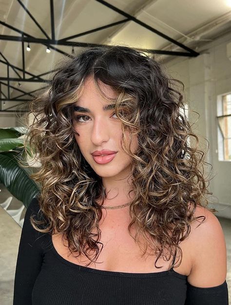 It's the big, bouncy, textural style that's not gone out of style for decades. This is how to get a '90s blowout at-home no matter your hair type. Layered Curly Medium Length Hair, Short Textured Layered Haircuts, Wavy Hair Cuts, Naturally Wavy Hair Cuts, Medium Curly Haircuts, Naturally Wavy Hair, 90s Haircuts, Medium Haircut, Layers Short