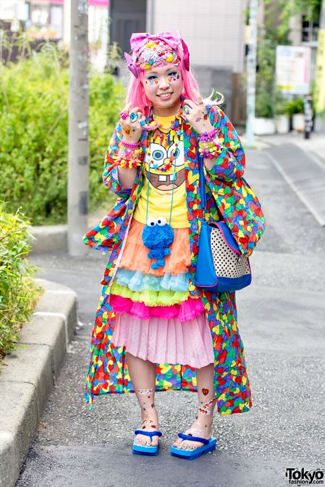 Harajuku Decora Decora Fashion Outfits, Kawaii Demon, Decora Kei Fashion, Japan Street Fashion, Decora Harajuku, Japanese Fashion Trends, Harajuku Decora, Rainbow Kawaii, Harajuku Dress