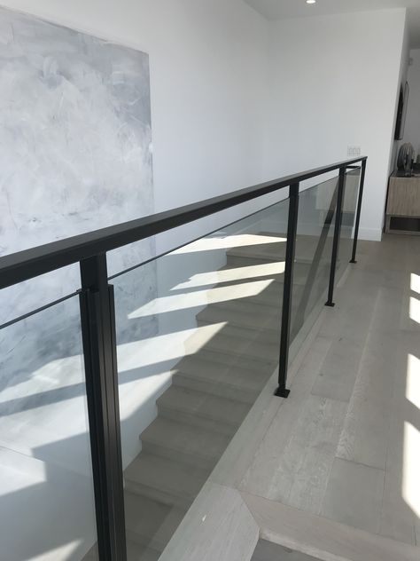 Modern Glass Stair Railing, Black Glass Railing, Glass Guardrail, Balcony Glass Design, Interior Stair Railing, Modern Railing, Interior Railings, Staircase Design Modern, Staircase Railing Design