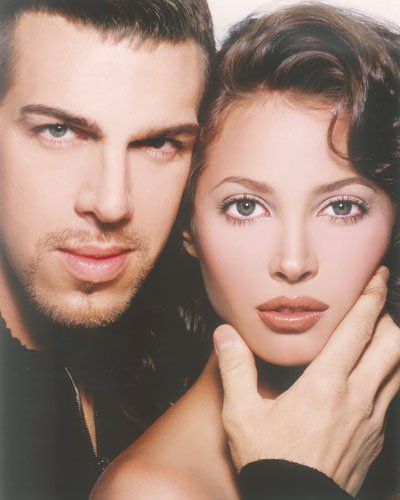 Kevin Aucoin with Christy Turlington. Kevin was an inspiring, visionary makeup artist and a truly beautiful soul. Kevyn Aucoin Making Faces, 1990s Makeup, Kevin Aucoin, Kevyn Aucoin Makeup, 90s Makeup Look, Milani Baked Blush, 90s Grunge Hair, 90s Makeup, 90s Supermodels