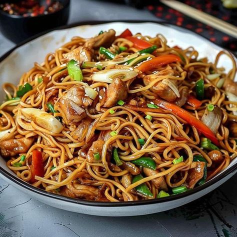 How To Make Yakisoba Noodles, Yakisoba Noodles Recipe, Chow Mein Sauce, Yakisoba Recipe, Yakisoba Noodles, Japanese Noodle Dish, Easy Suppers, Asian Noodle Dishes, Chicken Lo Mein