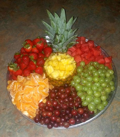 Unique Fruit Tray Ideas, Diy Fruit Tray Homemade, Fruit Bowls For Party, Fruit Tray Ideas For Party Simple, Fruit Platter Ideas Party Trays Simple, Candied Fruit Tray, Fruit Display Ideas For Party, Diy Fruit Tray, Fruit Tray Designs