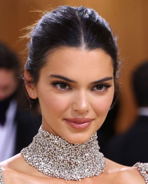 Kendall Jenner Met Gala 2021, Kendall Jenner Met, Kendall Jenner Met Gala, Kendall Jenner Icons, Emily Ratajkowski Outfits, Lily Collins Style, 2021 Makeup, Kendall Style, Background Wallpapers