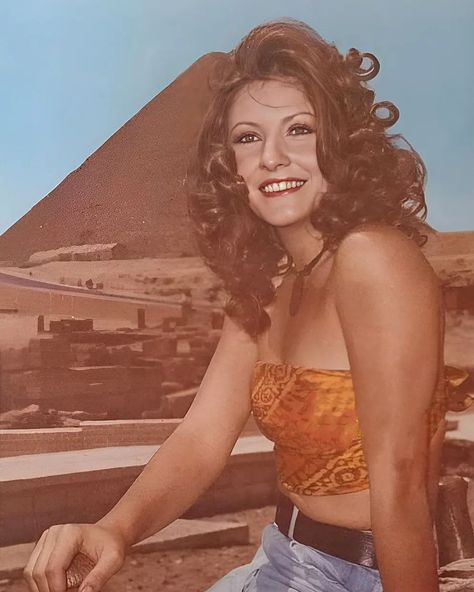 Lebanese Fashion History 🇱🇧 on Instagram: “Lebanon's beauty icon and Miss Universe 1971 Georgina Rizk On holidays in Egypt, 1970s. #georginarizk #lebanesebeautyqueens #lebanon…” Georgina Rizk, Miss Lebanon, Lebanese Fashion, Arab Beauty, Egyptian History, Miss Universe, Beauty Icons, Giza, Beauty Queens