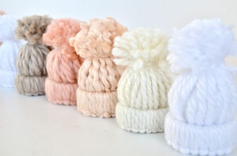 Tiny Yarn Hats, Toilet Paper Roll Christmas Crafts, Cheap Christmas Ornaments, Yarn Project, Small Snowman, Paper Towel Tubes, Mini Hats, Toilet Paper Tube, Snow Hat