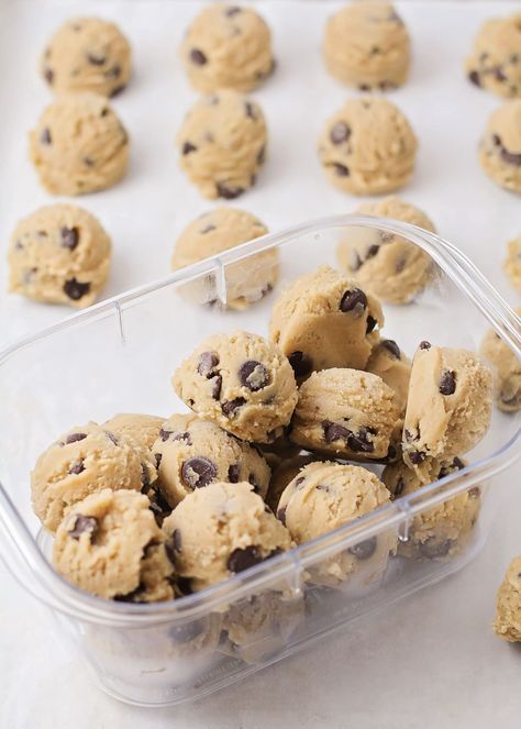 How to Freeze Cookie Dough Frozen Cookie Dough Packaging, Freezer Cookies Recipes, Freeze Cookie Dough, Easy Oatmeal Raisin Cookies, Freezer Cookies, Food Basics, Shortbread Cookies Easy, Frozen Cookie Dough, Easy Oatmeal