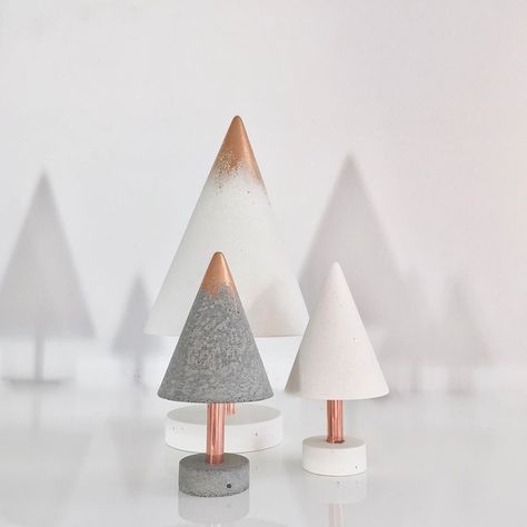 Concrete Christmas, Cone Decoration, Christmas Diy Wood, Concrete Light, Cement Diy, Decor Sculpture, Cement Art, Concrete Sculpture, White Cement