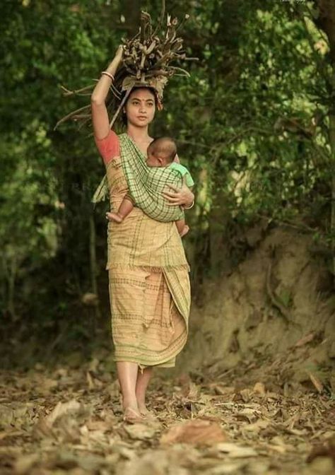 u Mother And Baby Paintings, Nature Woman, Nature Photography Trees, Indian Women Painting, Human Figure Sketches, Village Photos, Aesthetic Luxury, Indian People, Village Photography