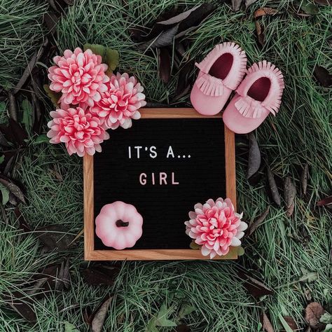 Baby Gender Reveal Announcement, Baby Gender Announcements, Vom Avea Un Copil, Gender Reveal Photography, Unique Pregnancy Announcement, Gender Reveal Announcement, Gender Announcements, Cute Pregnancy Announcement