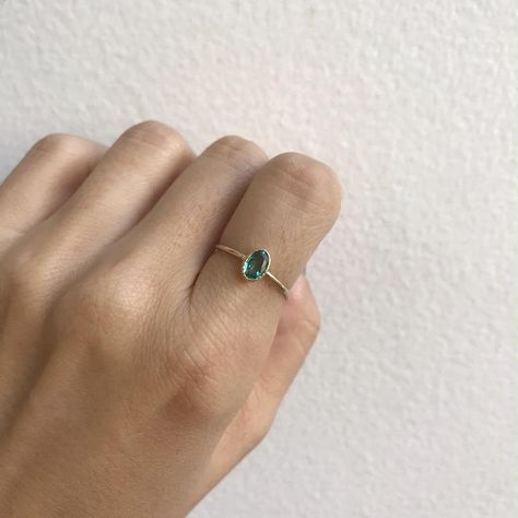 Emerald Ring Simple, Simple Emerald Ring, Birthstone Stacking Rings, May Birthstone Rings, Ring Inspo, Emerald Wedding, Zierlicher Ring, Emerald Necklace, Emerald Stone