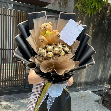 Chocolate Bukey Gift, Chocolate Bukey Ideas, Graduation Flower Bouquet, Man Bouquet, Chocolate Flowers Bouquet, Candy Gift Baskets, Graduation Bouquet, Chocolate Bouquet Diy, Diy Graduation Gifts