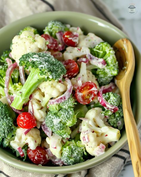 Christmas Salad With Broccoli And Cauliflower, Cold Side Salads Parties, Vegetable Side Salads, Creamy Christmas Salad, Healthy Side Vegetable Dishes, Recipes Using Vegetables, Potluck Salads Winter, Toss Salad Recipes For A Crowd, Broccoli Tomato Salad