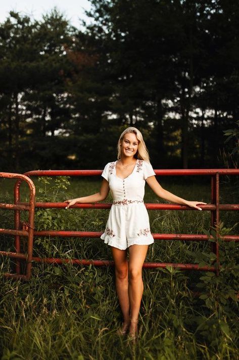 Senior portrait idea country outdoors How To Pose For Pictures, Senior Year Pictures, Cute Senior Pictures, Summer Senior Pictures, Senior Portraits Girl, Senior Photography Poses, Senior Portrait Poses, Country Senior Pictures, Senior Photo Outfits