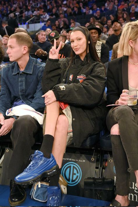 Knicks Game Outfit Women, Knicks Game Outfit, Bela Hadid, Bella Hadid News, Knicks Game, Isabella Hadid, Ny Knicks, Nba Outfit, Hadid Sisters