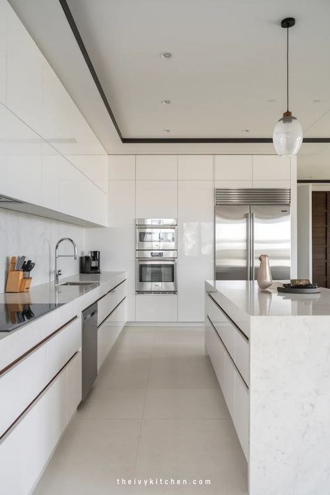 Modern kitchen with white cabinets, stainless steel appliances, and a marble island. Kitchen Ideas Elegant, Ivy Kitchen, Modern Luxury Kitchen Design, Dream Kitchen Design, Luxury Kitchen Designs, Modern Luxury Design, Small White Kitchens, Modern White Kitchen, Modern Luxury Kitchen