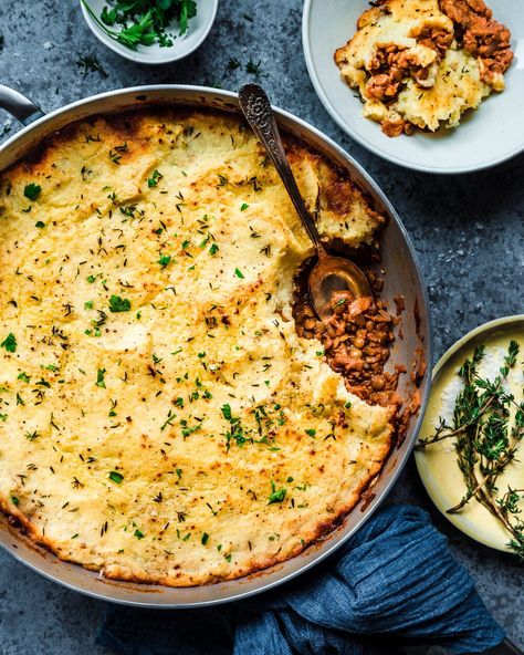 The Best Vegan Lentil Shepherd's Pie Rainbow Plant Life, Fluffy Mashed Potatoes, Vegan Worcestershire Sauce, Vegan Lentil, Potato Toppings, Shepherds Pie Recipe, Plant Based Dinner, Winter Comfort Food, Green Lentils