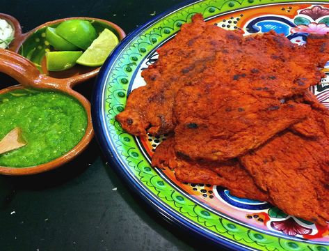 Disfruta de estas riquísimas milanesas de cerdo enchiladas. Son muy fáciles de preparar y el sabor es irresistible. Carne Enchilada, Carne Adobada, Carne Adovada, Grilling Recipes Pork, Pork Enchiladas, Real Mexican Food, Mexican Food Recipes Authentic, Recipe For Mom, Kitchen Recipes