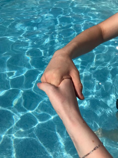 Couple Pool Pictures Aesthetic, Pepper And Jack Tweet Cute, Aesthetic Couple Pool Pics, Couple Poses In Pool, Cute Couple Pool Pictures, Swimming Pool Couple Poses, Couple Swimming Pool Photography, Swimming Aesthetic Couple, Swimming Couple Aesthetic