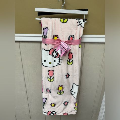 Nwt Hello Kutty Spring Blanket Panda Pictures, Spring Blanket, Kuromi Clothes, Funny Panda Pictures, Hello Kitty Bedding, Hello Kitty Bed, Hello Kitty Blanket, Y2k Hello Kitty, Funny Panda