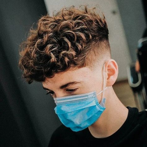 Curly Quiff, Men's Curly Hairstyles, Curly Hair Fade, Men Haircut Curly Hair, Quiff Hairstyles, Mens Hairstyles Thick Hair, Faded Hair, Stylish Haircuts, Corte De Cabelo Masculino