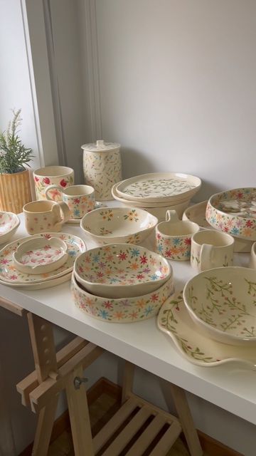 Ceramic Sets Ideas, Aesthetic Dishes, Pottery Sets, Dishes Aesthetic, Cute Dishes, Pretty Bowls, Diy Ceramics, Ceramic Kitchenware, Clay Decorations