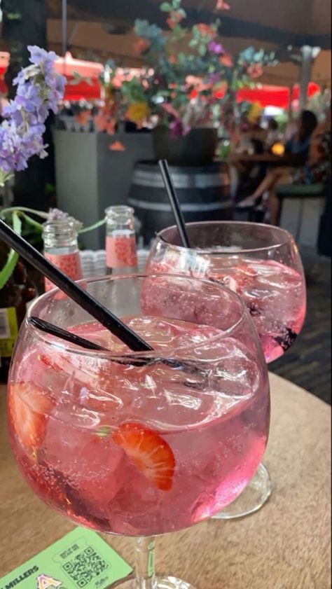 Gin Rosa, Strawberry Gin, Ig Bio, Pink Gin, Fancy Drinks, Pretty Drinks, Floral Shop, Drink Up, Gin And Tonic